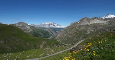 Fransa Savoie Bölümü, Iseran Geçidi 'ne tırmanırken arka planda Pourri Dağı var..