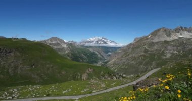 Fransa Savoie Bölümü, Iseran Geçidi 'ne tırmanırken arka planda Pourri Dağı var..