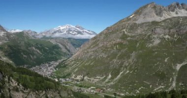 Fransa Savoie Bölümü, Iseran Geçidi 'ne tırmanırken arka planda Val d Isere ve Pourri Dağı var..