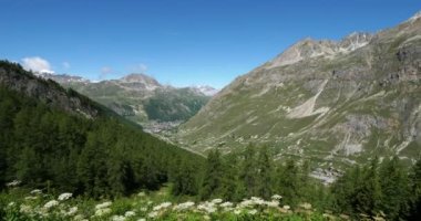 Fransa Savoie Bölümü, Iseran Geçidi 'ne tırmanırken arka planda Val d Isere ve Pourri Dağı var..