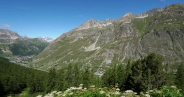 Fransa Savoie Bölümü, Iseran Geçidi 'ne tırmanırken arka planda Val d Isere ve Pourri Dağı var..