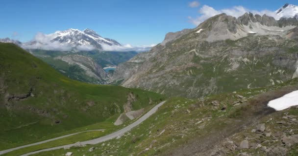 フランスのサヴォワ県のアイスラン峠に登ると 背景にはマウントPourriがあります — ストック動画