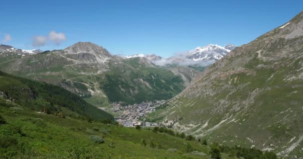 在法国萨沃伊省的伊塞兰山口 有Val Isere和Pourri山 — 图库视频影像