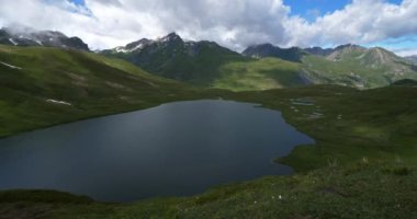 İtalya, Little St. Bernard Geçidi 'ndeki Verney Gölü.