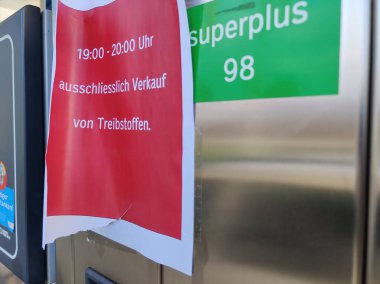 Kaiseraugst, Aargau - İsviçre - 17 Aralık 2020: Benzin istasyonu dükkanlarının saat 19: 00 'dan itibaren kısmen kapatılması.