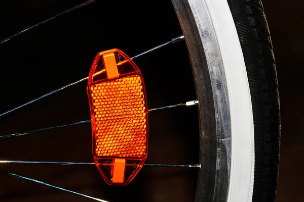 Большой Красный Пластик Спицах Велосипедного Колеса Темноте — стоковое фото