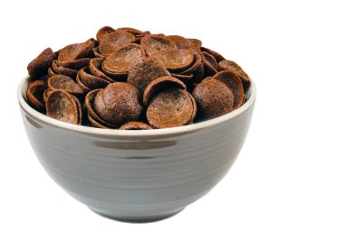 Beyaz arka planda izole edilmiş çikolata kabuklarındaki kuru kahvaltı.