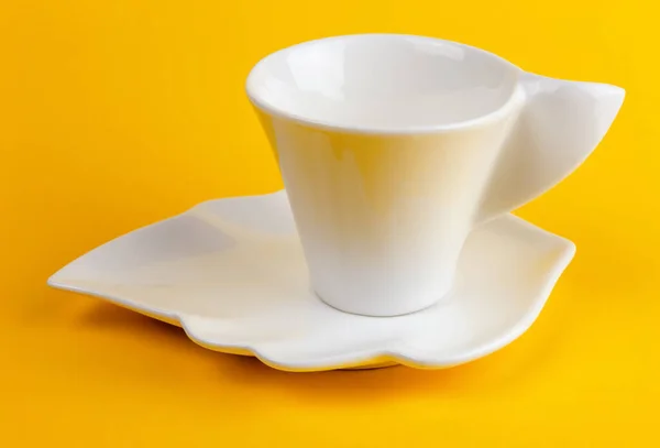 Una Pequeña Taza Café Blanco Con Platillo Sobre Fondo Amarillo — Foto de Stock