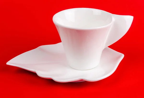 Una Pequeña Taza Café Blanco Con Platillo Sobre Fondo Rojo — Foto de Stock
