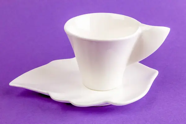 Una Pequeña Taza Café Blanco Con Platillo Sobre Fondo Púrpura — Foto de Stock