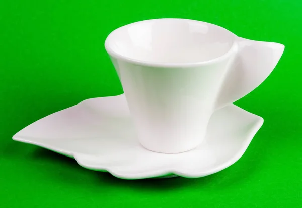 Una Pequeña Taza Café Blanco Con Platillo Sobre Fondo Verde — Foto de Stock