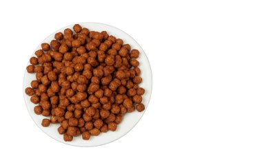 Bir tabakta bir sürü çikolata topu var. Beyaz bir arkaplanda izole edilmiş. Kopya için yer var.