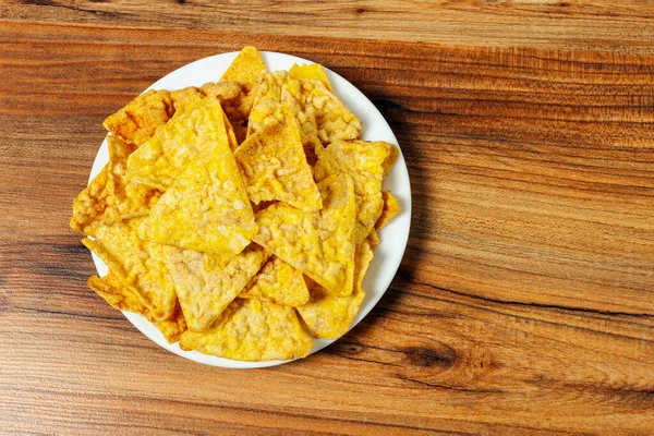 Bündel Von Maiskrümeln Mit Tomatengeschmack Auf Einer Tischfläche Aus Kiefer — Stockfoto