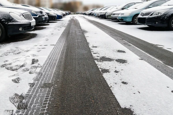 Покрытые Снегом Автомобили Зимой Стоят Дворе Колючками Следами — стоковое фото