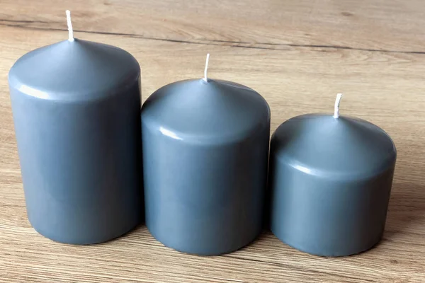 Drie Kaarsen Van Verschillende Afmetingen Het Oppervlak Van Een Astafel — Stockfoto