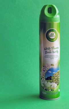 Panevezys, Litvanya - 2021. 07 Ocak elle sıkılmış oda spreyi yeşil bir arka planda ve metin için yeri var.