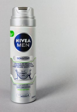 Panevezys, Litvanya - 2020 Aralık 31. Gri arkaplanda tıraş köpüğü olan tabak, metin için yer