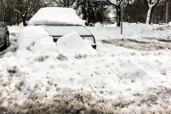 Otoparkta Araba Karlı Kışın Kar Parçalarıyla Kaplı — Stok fotoğraf