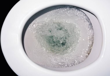 Tuvalet, kaydedilen sifon suyu yakın çekim, üst manzara