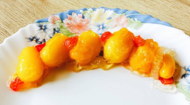 Reçelli konserve domates ve masada sebze.