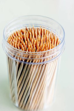 Işık arkaplanı ve yan görünümü olmayan bir kutuda kürdan