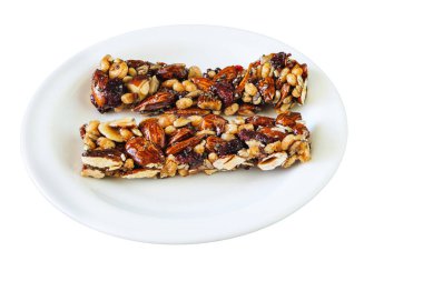 Badem ve yaban mersinli bir bar, şurupla kaplı, bir tabakta izole edilmiş.