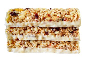 Beyaz arka planda yabani böğürtlen ve yoğurt jöleli mısır gevreği.