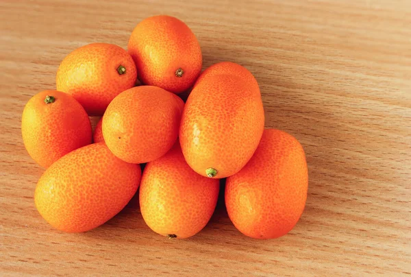 Mazzo Frutti Kumquat Maturi Sulla Superficie Tavolo Frassino — Foto Stock