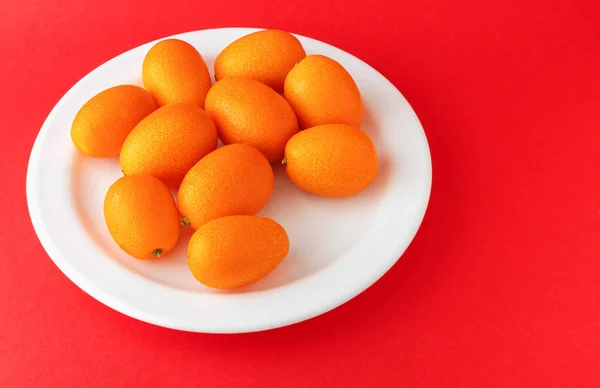 Fortunella Fondo Rosso Frutta Kumquat Matura Piatto — Foto Stock