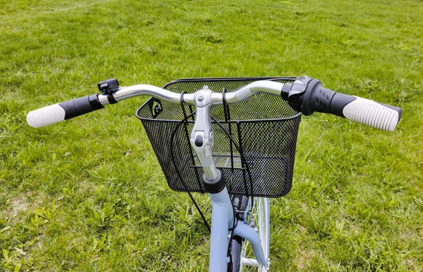 牧草地に吊るされた袋を持った自転車のフロントビュー 上からの眺め — ストック写真