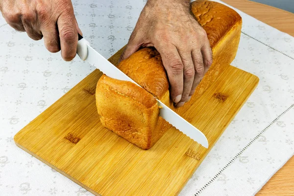 Tagliare Una Pagnotta Pane Bianco Dalla Lituania Con Coltello Ceramica — Foto Stock