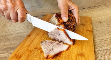 Erkek rakas kesimi domuz jambonu. Dokunma tahtasında seramik bir bıçakla pişirilmiş.