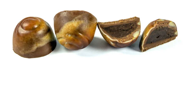 Bonbóny Tmavou Čokoládovou Náplní Izolované Bílém Pozadí — Stock fotografie