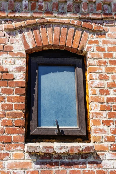 Eine Alte Mauer Aus Rotem Backstein Mit Einem Modernen Fenster — Stockfoto