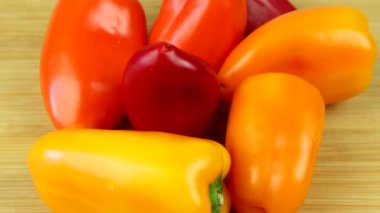 Bambu kesme tahtasındaki küçük tatlı biber demeti, yan manzara 360