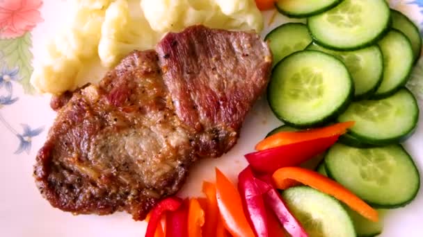 Vepřový Steak Květákem Zelené Okurkové Plátky Paprikové Proužky Otáčí 360 — Stock video