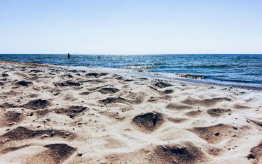 Yazın deniz kumlu plajı, Nida, Litvanya, Baltık Denizi, 26 Haziran 2021