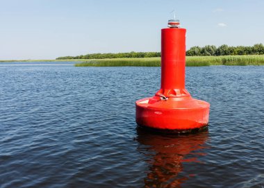Göl suyundaki kırmızı şamandıranın sol tarafı geminin yolunu gösteriyor.