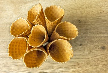 Bir grup waffle külahı, yukarıdan dişbudak ağacının manzarasına dondurma koyun.