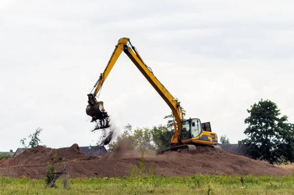 Una Excavadora Verano Compara Las Orillas Estanque Recién Excavado — Foto de Stock