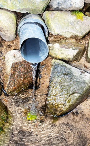 Summer Rocks Water Running Drainage Pipe — ストック写真