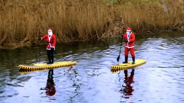 2019年12月24日 立陶宛 帕内维兹斯 圣诞老人在冬季漂浮在河上 — 图库视频影像