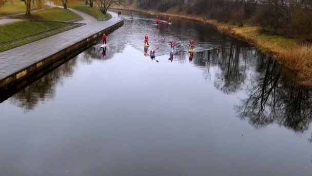 Panevezys Litauen Jultomten December 2019 Jultomten Flyter Floden Vintern — Stockvideo