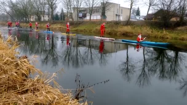 Panevezys Litauen Jultomten December 2019 Jultomten Flyter Floden Vintern — Stockvideo