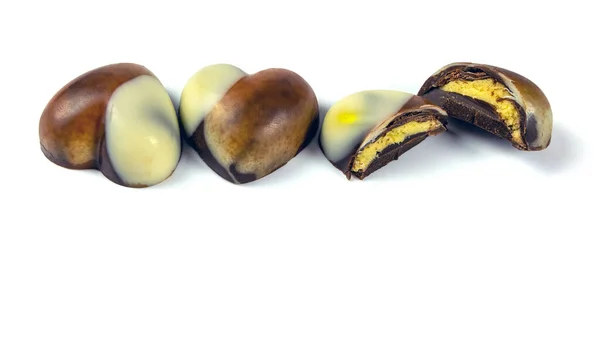 Doces Chocolate Com Vinho Marsala Recheio Creme Chocolate Branco Isolados — Fotografia de Stock