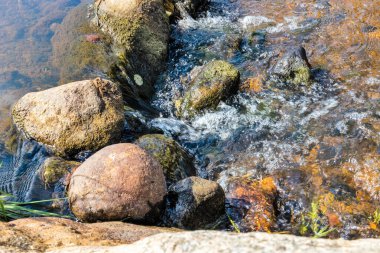 Yazın kayaların arasında akan sular.