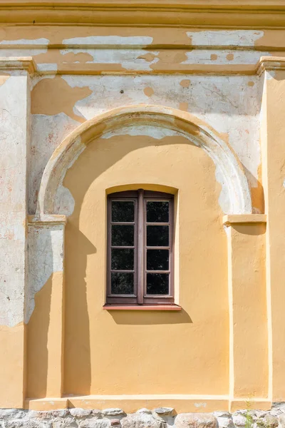 Ein Altes Fenster Einer Einstürzenden Gelb Verputzten Wand Mit Einem — Stockfoto