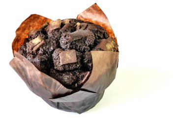 Beyaz arka planda izole edilmiş, çikolata parçalı kek.