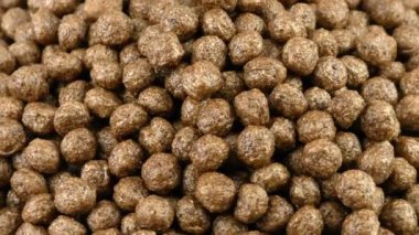 Kakaolu bir avuç kuru kahvaltı topu 360 derece dönüyor.