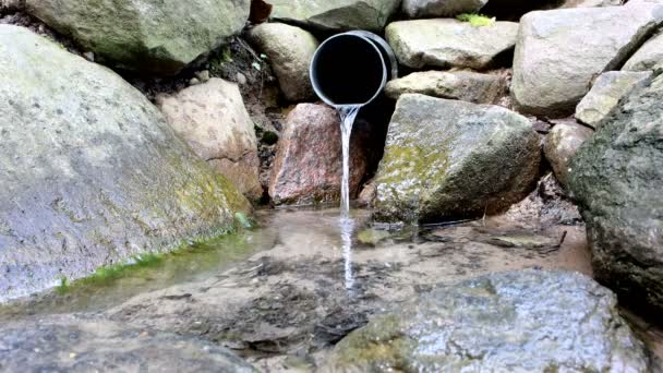 Ein Strom Von Regenwasser Fließt Aus Einem Grauen Kunststoffrohr Das — Stockvideo